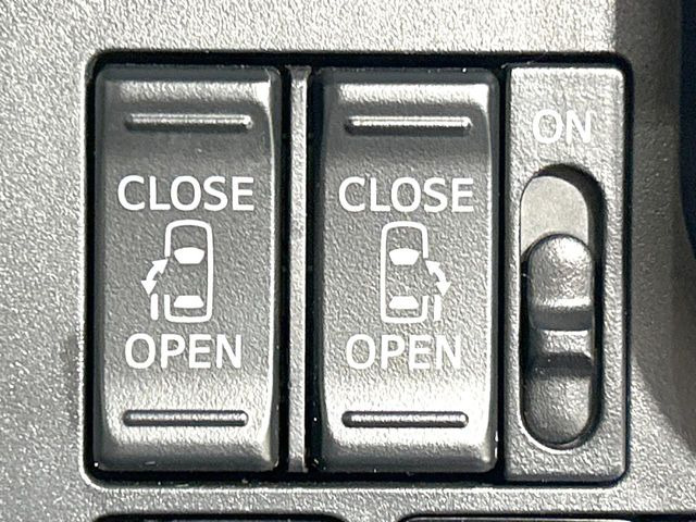 【両側パワースライドドア】スマートキーや運転席のスイッチで後席両側スライドドアの開閉が可能♪電動だから力を入れてドアを開ける必要が無く、小さなお子様でも簡単に開け閉めでき快適です♪