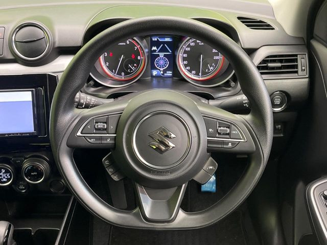 �C���e���A�ɍ��킹���f�U�C���̃X�e�A�����O�́A�^�]�������̂��Ƃ��l���A�^�]���₷���`��A�傫���ł��B�����x�A���ۂɐG���Ă��m���߂��������B