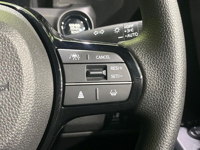 【アダプティブクルーズコントロール】高速道路での長距離走行が楽に!!自動で速度を保つクルーズコントロールが、衝突軽減システムと連携し、前方の車両を感知して車間を保つように速度調節してくれます!!