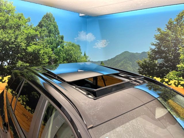 【サンルーフ】開放感たっぷりの希少装備、サンルーフが装着されています!車内に明かりを取り入れたり景色を楽しむ以外にも、車内の空気も簡単に換気できて快適です!
