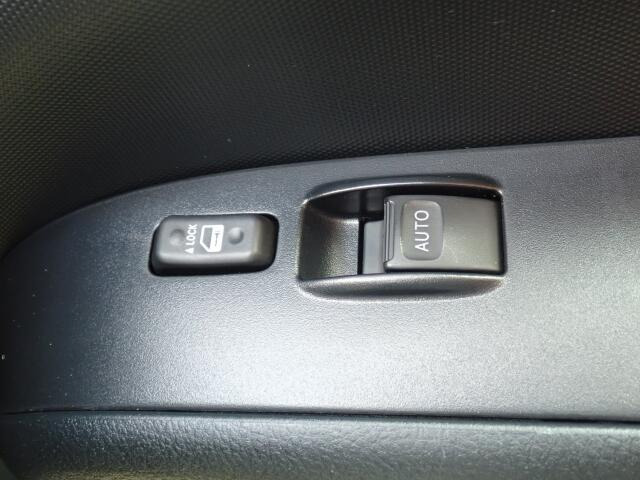 運転席の窓の開閉は電動になりますので、便利ですよね。