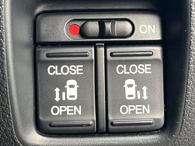 【両側パワースライドドア】スマートキーや運転席のスイッチで後席両側スライドドアの開閉が可能♪電動だから力を入れてドアを開ける必要が無く、小さなお子様でも簡単に開け閉めでき快適です♪