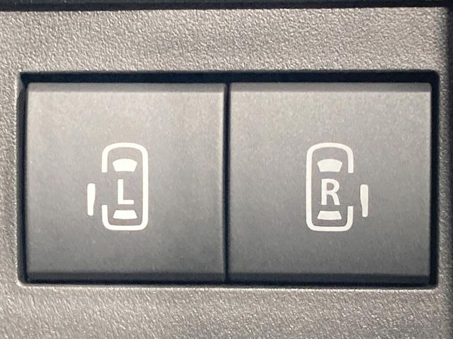 【両側パワースライドドア】スマートキーや運転席のスイッチで後席両側スライドドアの開閉が可能♪電動だから力を入れてドアを開ける必要が無く、小さなお子様でも簡単に開け閉めでき快適です♪