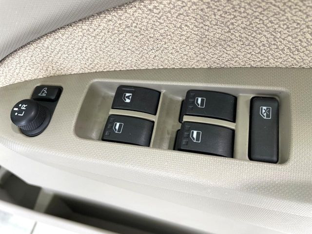 【電動格納ミラー】サイドミラーは電動格納式となっており、狭い駐車場でもキズがつくリスクを抑えられます。