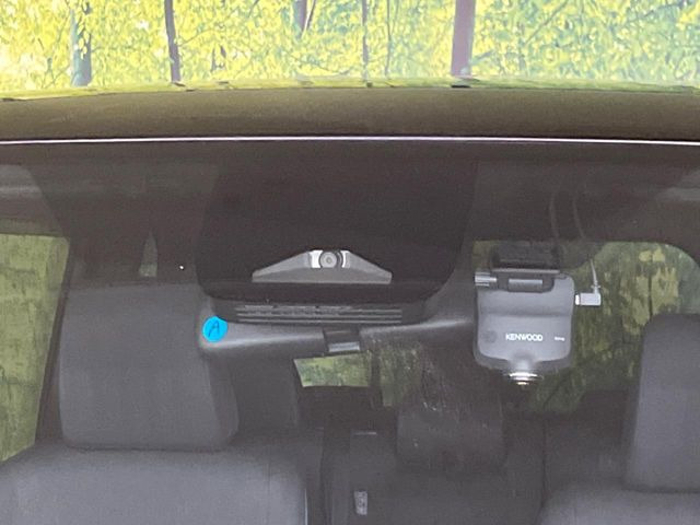【プリクラッシュセーフティ】前方の車両等を検知し、衝突しそうな時は警報で注意を促し、ブレーキを踏む力をサポート。ブレーキを踏めなかった場合は衝突被害軽減ブレーキが作動、衝突回避をサポートします。
