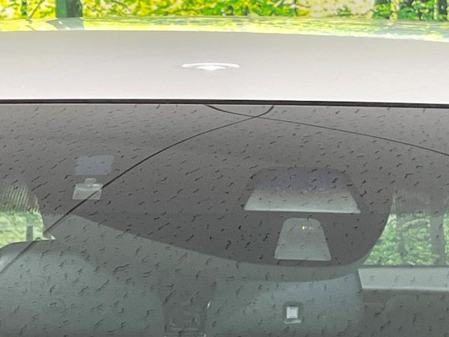 【シティブレーキアクティブシステム】低速走行中に前方の車両等を認識し、衝突しそうな時は警報とブレーキで衝突回避と被害軽減をアシスト。より安全にドライブをお楽しみいただけます。