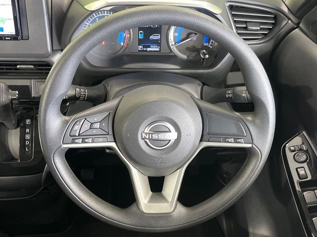 �C���e���A�ɍ��킹���f�U�C���̃X�e�A�����O�́A�^�]�������̂��Ƃ��l���A�^�]���₷���`��A�傫���ł��B�����x�A���ۂɐG���Ă��m���߂��������B