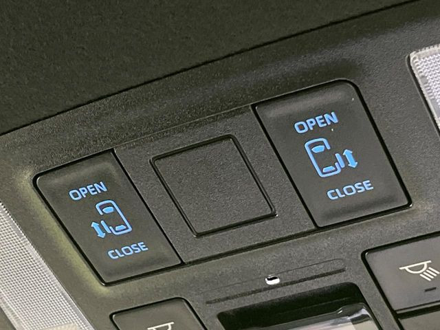【両側パワースライドドア】スマートキーや運転席のスイッチで後席両側スライドドアの開閉が可能♪電動だから力を入れてドアを開ける必要が無く、小さなお子様でも簡単に開け閉めでき快適です♪