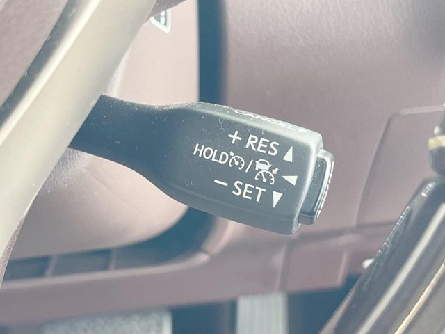 【レーダークルーズコントロール】高速道路での長距離走行が楽に!!自動で速度を保つクルーズコントロールが、衝突軽減システムと連携し、前方の車両を感知して車間を保つように速度調節してくれます!!