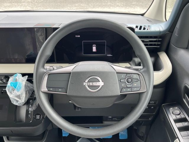 �C���e���A�ɍ��킹���f�U�C���̃X�e�A�����O�́A�^�]�������̂��Ƃ��l���A�^�]���₷���`��A�傫���ł��B�����x�A���ۂɐG���Ă��m���߂��������B