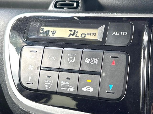 【オートエアコン】一度お好みの温度に設定すれば、車内の温度を検知し風量や温度を自動で調整。暑い&hellip;寒い&hellip;と何度もスイッチ操作をする必要はありません。快適な車内空間には必須の機能ですね♪