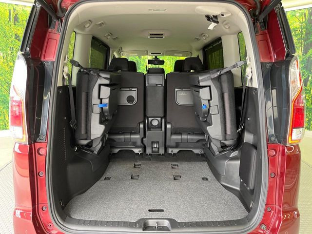 普段のお買い物や通勤、送迎等に十分な荷室スペースを確保しております。3列目を跳ね上げると、大きな荷物の積載も可能です♪