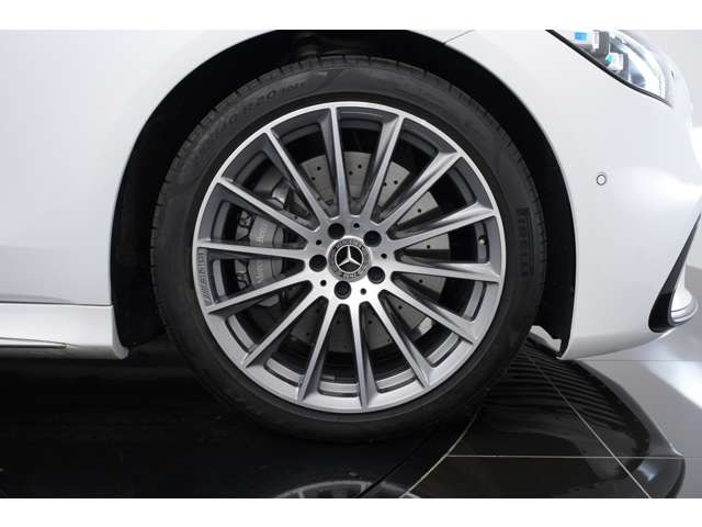 AMG�p�b�P�[�W���I������Ă���O���̓X�|�[�e�B�[�Ȉ�ۂ�^���Ă���܂��B
