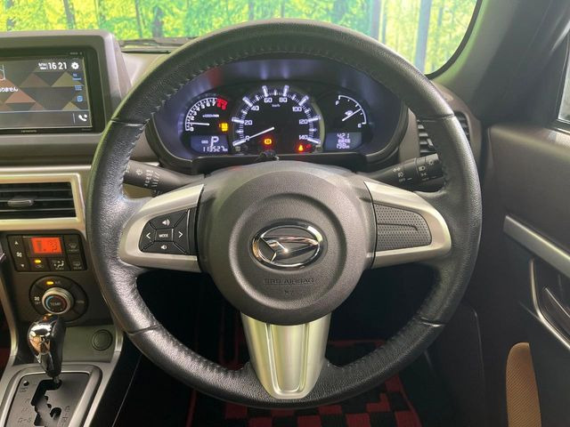 �C���e���A�ɍ��킹���f�U�C���̃X�e�A�����O�́A�^�]�������̂��Ƃ��l���A�^�]���₷���`��A�傫���ł��B�����x�A���ۂɐG���Ă��m���߂��������B