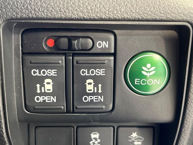 【両側パワースライドドア】スマートキーや運転席のスイッチで後席両側スライドドアの開閉が可能♪電動だから力を入れてドアを開ける必要が無く、小さなお子様でも簡単に開け閉めでき快適です♪