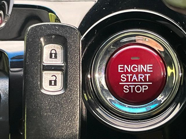 【Hondaスマートキー】カバンやポケットに入れたままでもドアの施錠・解錠が可能なスマートキーを装備。エンジンのオン・オフ時もカギを取り出す必要が無いからとっても便利です♪