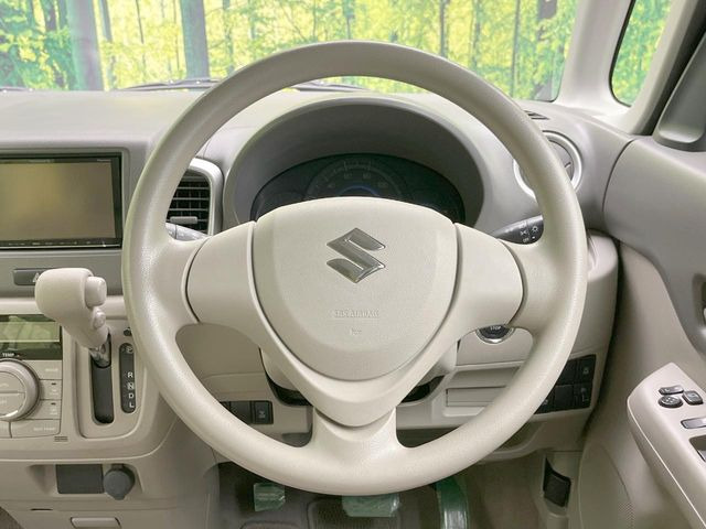 �C���e���A�ɍ��킹���f�U�C���̃X�e�A�����O�́A�^�]�������̂��Ƃ��l���A�^�]���₷���`��A�傫���ł��B�����x�A���ۂɐG���Ă��m���߂��������B