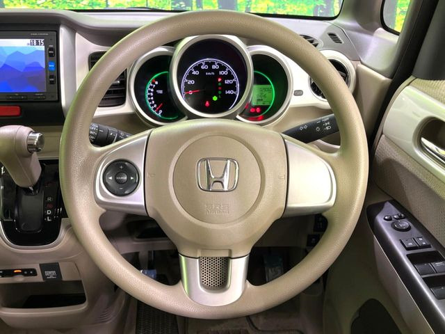 インテリアに合わせたデザインのステアリングは、運転される方のことも考え、運転しやすい形状、大きさです。是非一度、実際に触ってお確かめください。