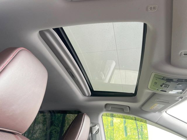 【サンルーフ】開放感たっぷりの希少装備、サンルーフが装着されています!車内に明かりを取り入れたり景色を楽しむ以外にも、車内の空気も簡単に換気できて快適です!
