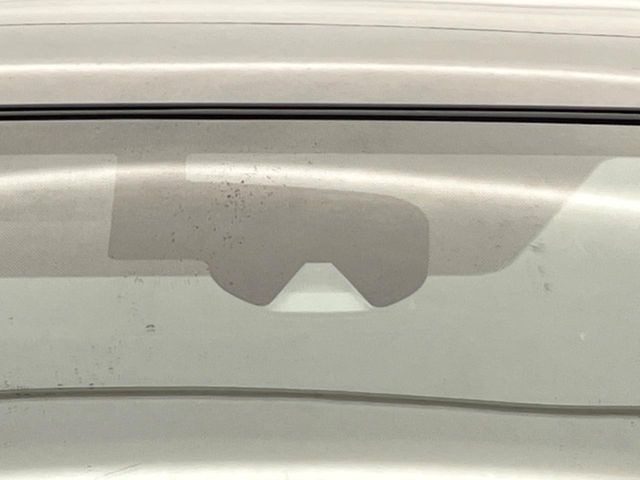 【エマージェンシーブレーキ】走行中に前方の車両等を認識し、衝突しそうな時は警報とブレーキで衝突回避と被害軽減をアシスト。より安全にドライブをお楽しみいただけます。