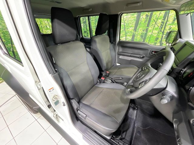 運転席シート廻りは使用感も少なく、良好な状態となっています。前オーナー様が丁寧に使っていたことがよくわかりますね。