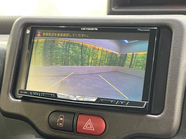 【バックカメラ】駐車時に後方がリアルタイム映像で確認できます。大型商業施設や立体駐車場での駐車時や、夜間のバック時に大活躍!運転スキルに関わらず、今や必須となった装備のひとつです!