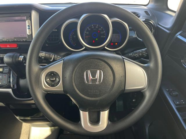 【ステアリングスイッチ】運転中、前方から目線をそらすことなく、オーディオ等の操作が可能な便利機能!安心&快適なドライブを演出してくれます♪