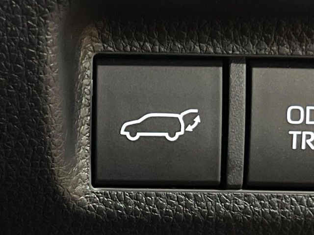 【パワーバックドア】スマートキーや運転席のボタンを押すだけでリアゲートが自動で開閉します!荷物を持っている時や、高い位置にあるバックドアを閉める際に便利な機能です♪