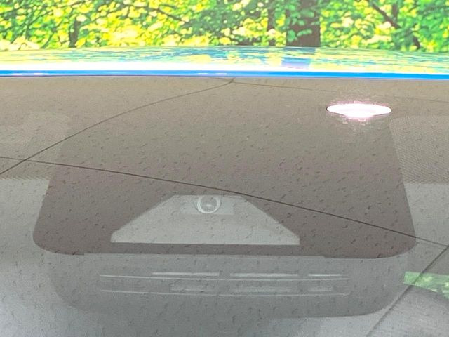 【プリクラッシュセーフティ】前方の車両等を検知し、衝突しそうな時は警報で注意を促し、ブレーキを踏む力をサポート。ブレーキを踏めなかった場合は衝突被害軽減ブレーキが作動、衝突回避をサポートします。