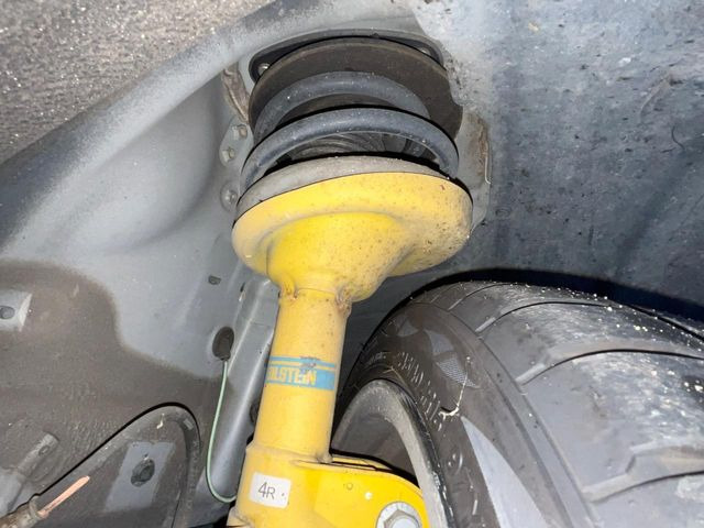 【ビルシュタイン製ダンパー】高速走行時の車両安定性を向上させてくれる人気の装備。街乗りの乗り心地も犠牲にせず、スポーティな走行をお楽しみいただけます♪