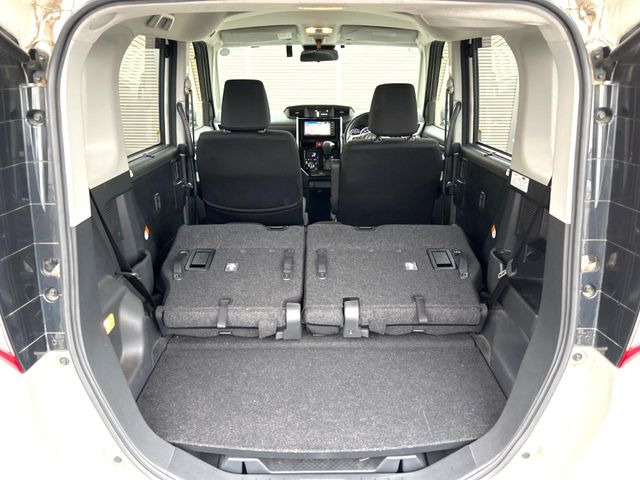 普段のお買い物や通勤、送迎等に十分な荷室スペースを確保しております。セカンドシートを倒すと、大きな荷物の積載も可能です♪