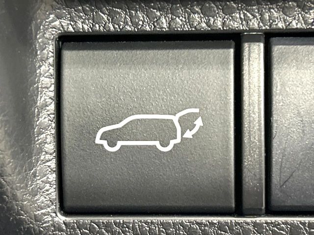 【パワーバックドア】スマートキーや運転席のボタンを押すだけでリアゲートが自動で開閉します!荷物を持っている時や、高い位置にあるバックドアを閉める際に便利な機能です♪