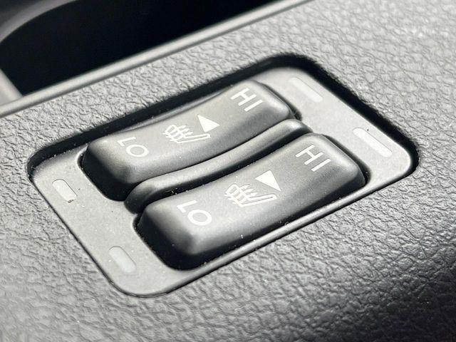 【シートヒーター】寒い日に重宝するシートヒーター!エアコンより早く温まってくれるので寒がりの人も安心ですね♪エアコンの温風は乾燥するから苦手、という方にもをおすすめです。