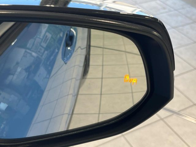 【ブラインドスポットモニター】走行中、ドアミラーの死角になりやすい箇所に後続車が接近するとサイドミラーのレンズに警告を表示!ドライバーに注意喚起をしてくれます。