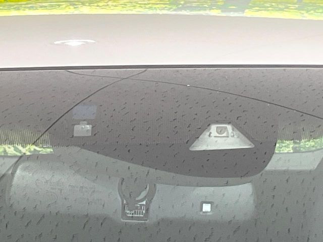 【ホンダセンシング】走行中に前方の車両等を認識し、衝突しそうな時は警報とブレーキで衝突回避と被害軽減をアシスト。より安全にドライブをお楽しみいただけます。