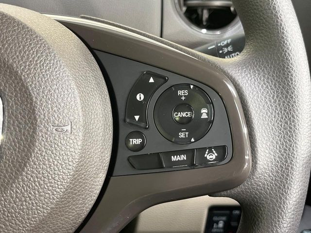 【ホンダセンシング】走行中に前方の車両等を認識し、衝突しそうな時は警報とブレーキで衝突回避と被害軽減をアシスト。より安全にドライブをお楽しみいただけます。