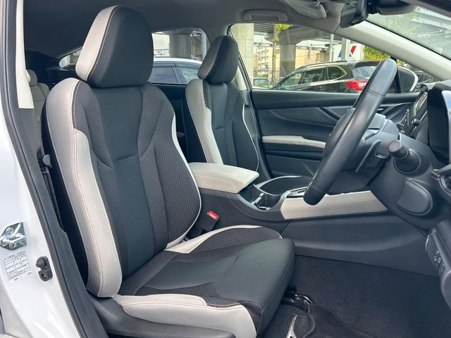 運転席まわりには十分なスペースがあり、大柄な方でもゆったり運転していただける環境です。