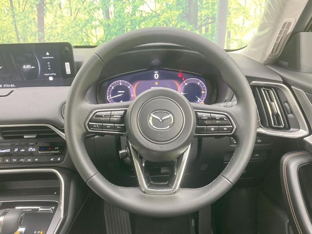 インテリアに合わせたデザインのステアリングは、運転される方のことも考え、運転しやすい形状、大きさです。是非一度、実際に触ってお確かめください。