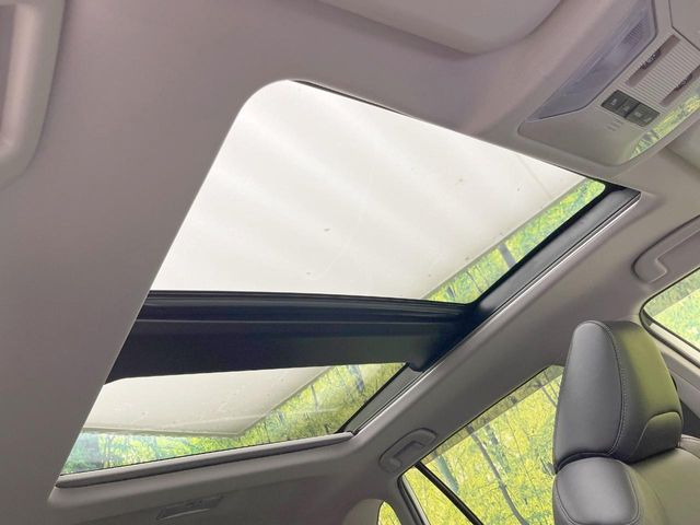 【サンルーフ】開放感たっぷりの希少装備、サンルーフが装着されています!車内に明かりを取り入れたり景色を楽しむ以外にも、車内の空気も簡単に換気できて快適です!