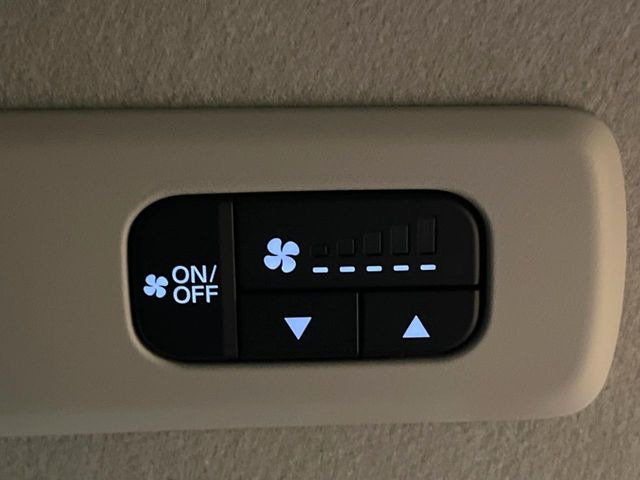 【リアクーラー】エアコンの風を後部座席まで届けてくれ、広い車内空間でも素早く快適な温度になります♪真夏や真冬に便利な機能です。