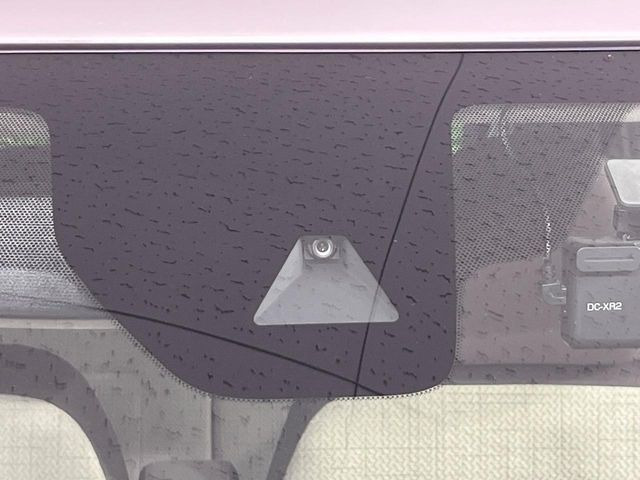 【エマージェンシーブレーキ】走行中に前方の車両等を認識し、衝突しそうな時は警報とブレーキで衝突回避と被害軽減をアシスト。より安全にドライブをお楽しみいただけます。