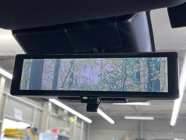 【インテリジェントルームミラー】後席の大きな荷物や同乗者で後方が確認しづらい時でも安心!カメラが撮影した車両後方の映像をルームミラー内に表示。クリアな視界で状況の確認が可能です!