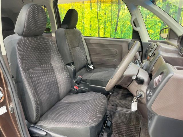 運転席シート廻りは使用感も少なく、良好な状態となっています。前オーナー様が丁寧に使っていたことがよくわかりますね。