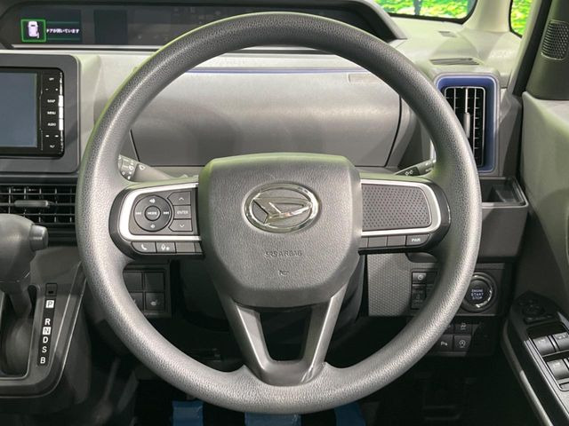 インテリアに合わせたデザインのステアリングは、運転される方のことも考え、運転しやすい形状、大きさです。是非一度、実際に触ってお確かめください。