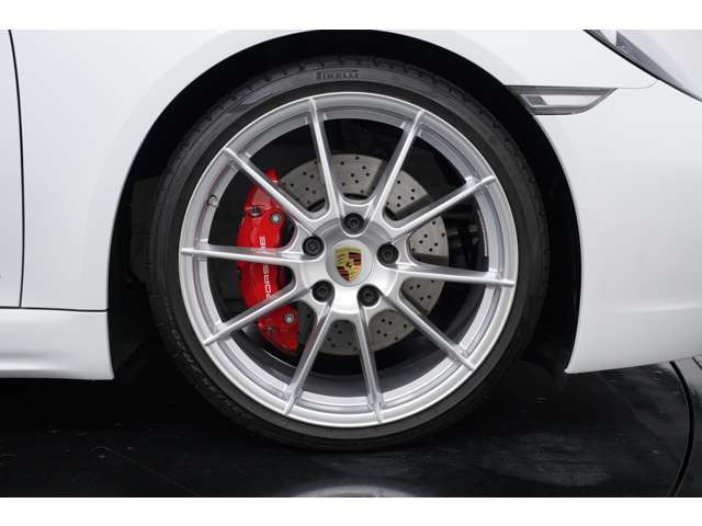 GTS 4.0��p��20�C���`718�X�|�[�c�z�C�[���𑕒��B��a�Ȃ�ł͂̔��͂ƃX�|�[�e�B�ȃf�U�C�����A�{�N�X�^�[�̒Ⴍ���C�h�ȃX�^�C�����O���������߂܂��BGTS�炵������̐��\�𑫌����牉�o����A��p�z�C�[���ł�