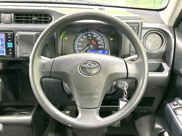 インテリアに合わせたデザインのステアリングは、運転される方のことも考え、運転しやすい形状、大きさです。是非一度、実際に触ってお確かめください。