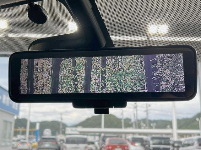 【インテリジェントルームミラー】後席の大きな荷物や同乗者で後方が確認しづらい時でも安心!カメラが撮影した車両後方の映像をルームミラー内に表示。クリアな視界で状況の確認が可能です!