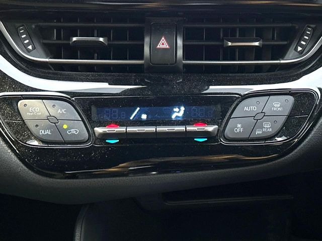 【オートエアコン】一度お好みの温度に設定すれば、車内の温度を検知し風量や温度を自動で調整。暑い&hellip;寒い&hellip;と何度もスイッチ操作をする必要はありません。快適な車内空間には必須の機能ですね♪