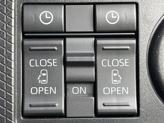 【両側パワースライドドア】スマートキーや運転席のスイッチで後席両側スライドドアの開閉が可能♪電動だから力を入れてドアを開ける必要が無く、小さなお子様でも簡単に開け閉めでき快適です♪