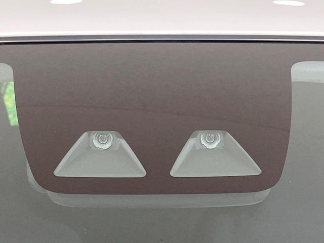 【スマートアシスト】走行中に前方の車両等を認識し、衝突しそうな時は警報とブレーキで衝突回避と被害軽減をアシスト。より安全にドライブをお楽しみいただけます。